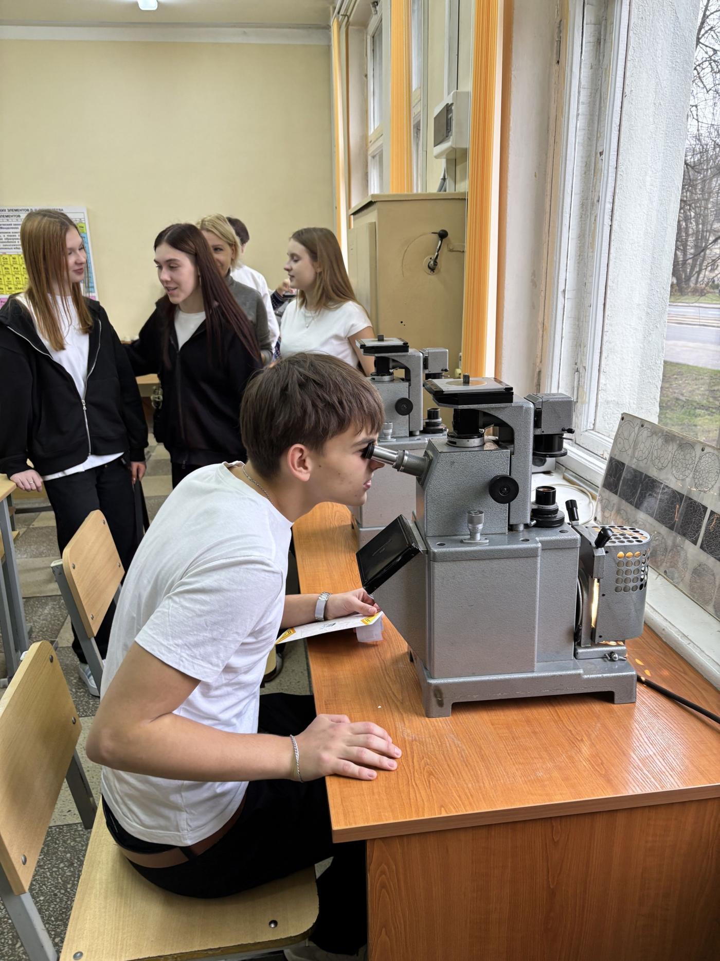 Будущие инженеры познакомились с современным материаловедением в БНТУ